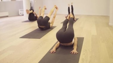 Yoga sınıfı. Uzanmış açı poz