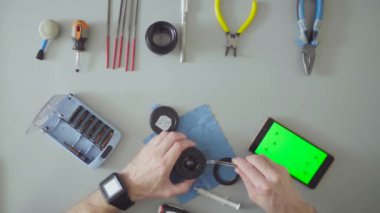 Erkek el lens üzerinde gri tablo onarma