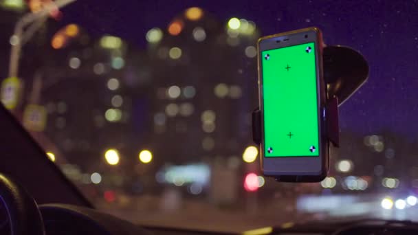 Смартфон с зеленым экраном в держателе . — стоковое видео