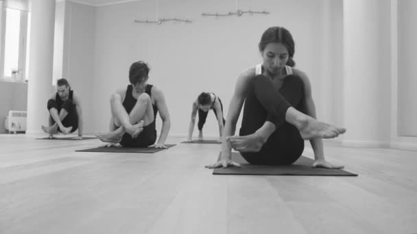 Lezione di yoga. Posa angolo reclinabile — Video Stock