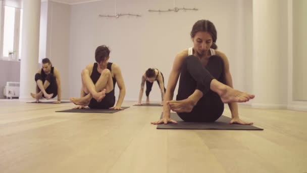 Lezione di yoga. Posa angolo reclinabile — Video Stock