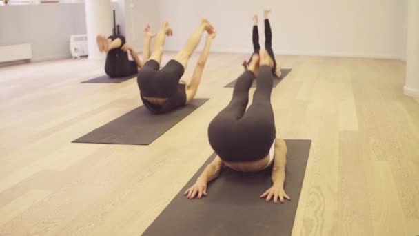 Yogaklass. Liggande vinkel pose — Stockvideo