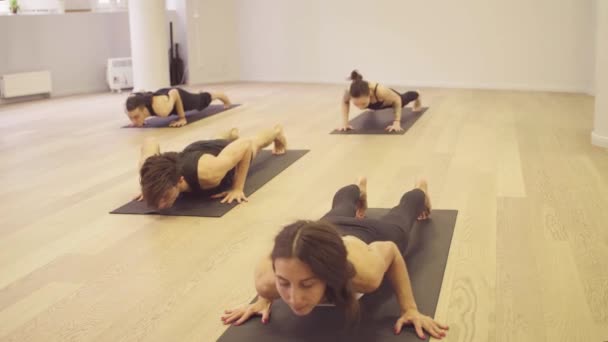 Aula de ioga. Ubhaya padangusthasana — Vídeo de Stock