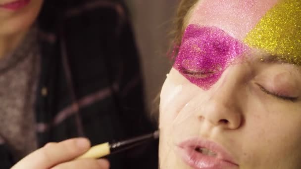 Viso artistico. La pittura make-up artist — Video Stock