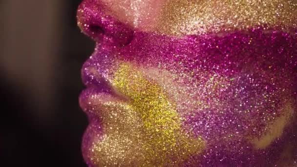 Face art. The make-up artist painting — Stock Video