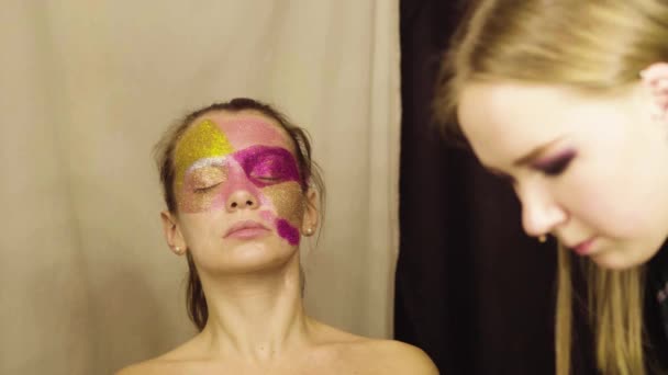 Αντιμετωπίζουν την τέχνη. Η make-up artist ζωγραφική — Αρχείο Βίντεο