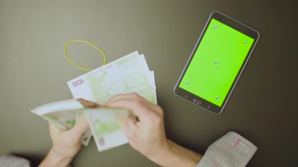 Yeşil ekran. Erkek sayım para eller — Stok video