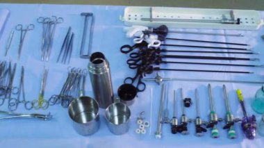 Tıp aletleri masaya döşeme.