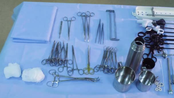Instrumenty medyczne są układania na stole. — Wideo stockowe