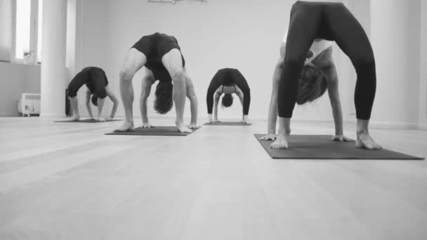 Clase de yoga. Postura hacia arriba del arco — Vídeos de Stock