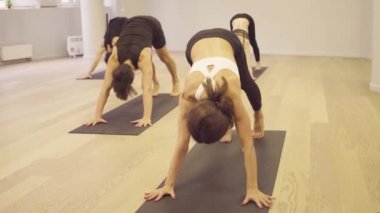 Yoga sınıfı. Köprü poz