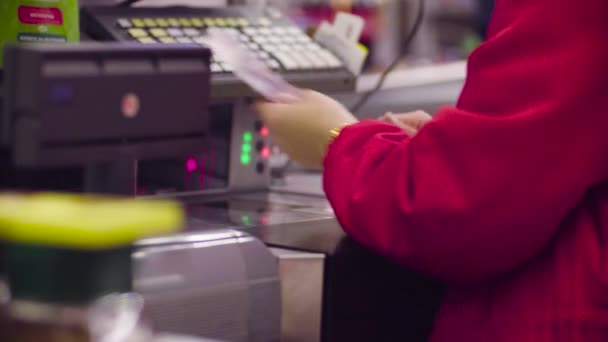 Mujer trabajando en caja registradora en la tienda — Vídeos de Stock