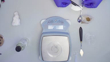 Toprak örneği tartma bilim adamları eller