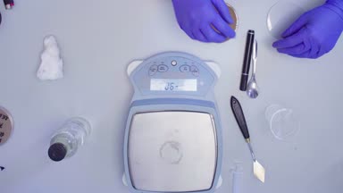 Toprak örneği imza bir bilim adamı elinde