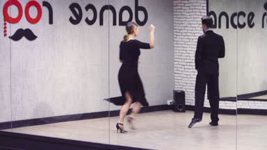 Profesyonel dansçılar balo salonunda tango dans.