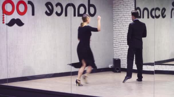Професійні танцюристи танцюють танго в бальній кімнаті . — стокове відео