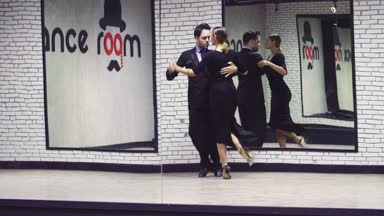 Profesyonel dansçılar balo salonunda tango dans.