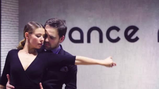 Retrato de bailarines profesionales bailando tango — Vídeos de Stock