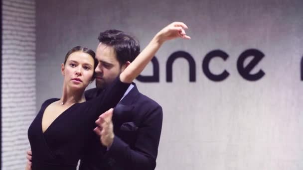Портрет профессиональных танцоров, танцующих танго — стоковое видео