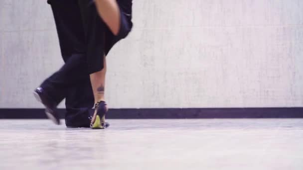 Ноги профессиональных танцоров, танцующих танго — стоковое видео