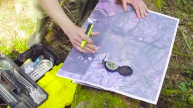 Erkek işaretleme yol haritası üzerindeki işaretleri eller