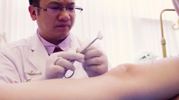 中国の療法士が患者に針を入れて — ストック動画
