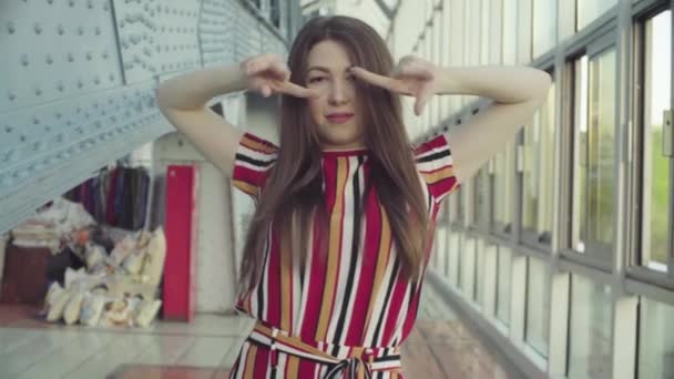 モダンな建物の中踊る若い女性 — ストック動画