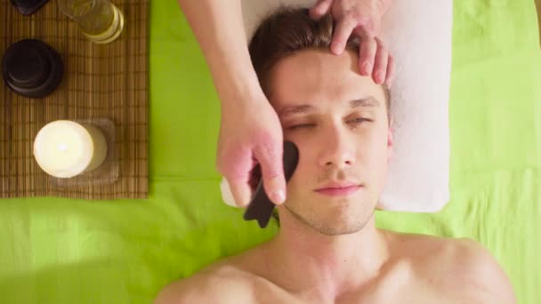 Doen van traditionele chinese stone-massage therapeut — Stockvideo