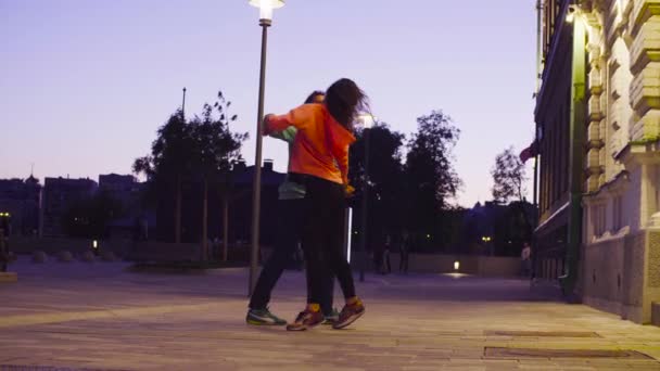 Pareja bailando en la ciudad cerca del edificio — Vídeo de stock