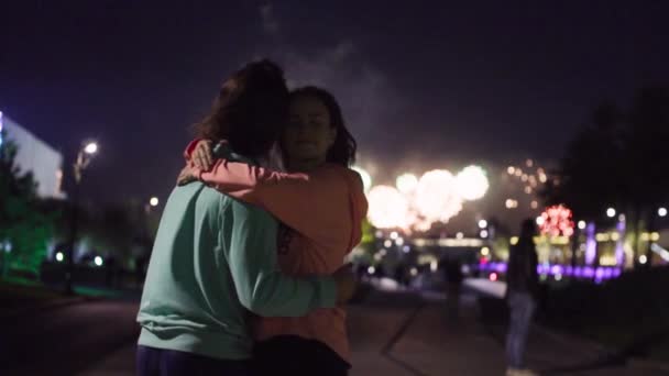 カップルの夜の街で花火に対してダンス — ストック動画