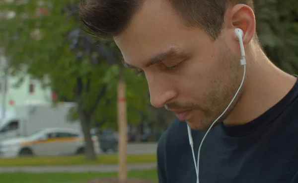 Portret van een man die naar muziek luisteren — Stockfoto