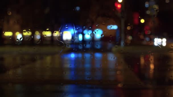 Gotas Agua Lluvia Cristal Ventana Semáforos Difusos Nocturnos Ciudad Fondo — Vídeo de stock