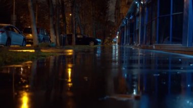 Gece şehrinde sonbahar yağmuru
