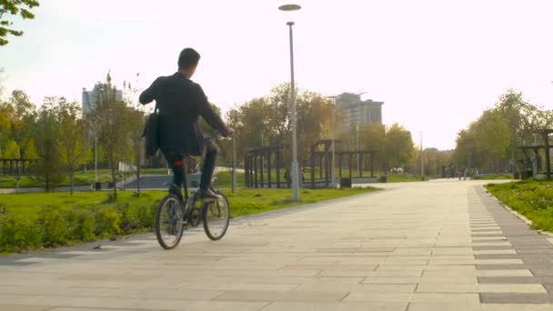Empresario Con Ropa Formal Montando Bicicleta Elegante Joven Guapo Profesional — Vídeo de stock