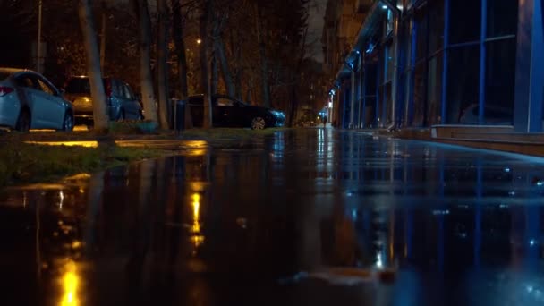 Lluvia otoñal en la ciudad nocturna — Vídeos de Stock