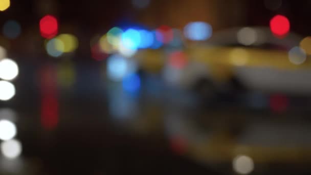 Bokeh Nacht Stadt Ampeln. regnerisch — Stockvideo