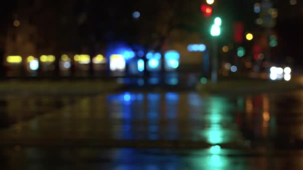 Bokeh nattstads trafikljus. Regn — Stockvideo