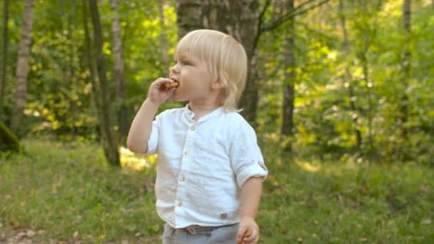 Bébé mignon marchant dans le parc 