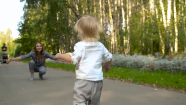 Tout-petit courant vers sa mère 