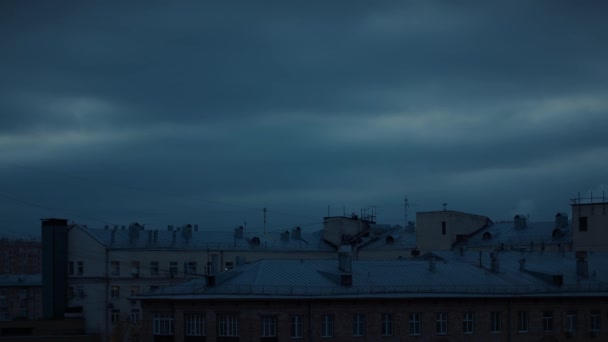 Cielo Nublado Oscuro Sobre Los Edificios Ciudad Hora Tarde Otoño — Vídeos de Stock