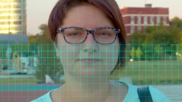 未来的な技術面スキャン 市内の若い女性のバイオメトリック顔認識 動画やアニメーション 個人情報は本物ではありません — ストック動画