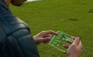 Şehirdeki bir adamın elleri şeffaf oyuncuyu kullanır.