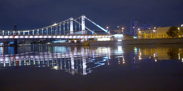 川の上にライトアップ — ストック写真