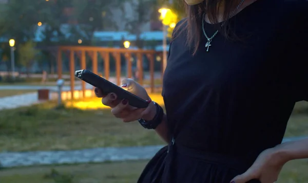 携帯電話で入力する若い女性の手 — ストック写真