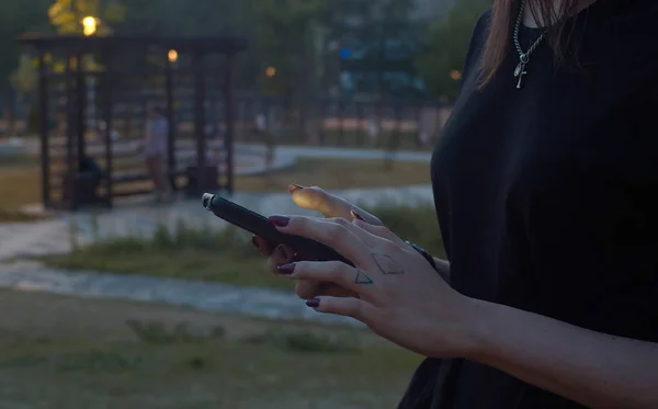 Руки молодой женщины, печатающей на мобильном телефоне — стоковое фото
