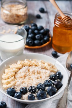 yulaf ezmesi ve böğürtlen