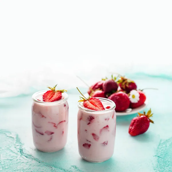 Strawberry yogurt — Stock Photo, Image