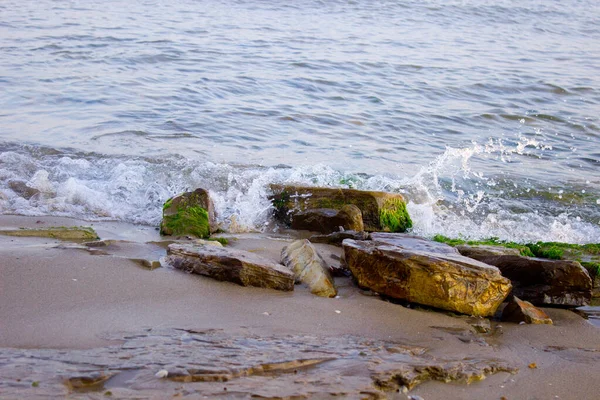 Las Olas Del Mar Chocan Salpican Sobre Las Rocas — Foto de Stock