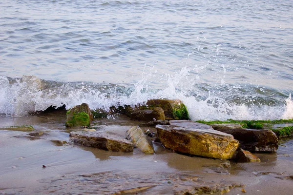 Морские Волны Разбиваются Брызгают Скалы — стоковое фото