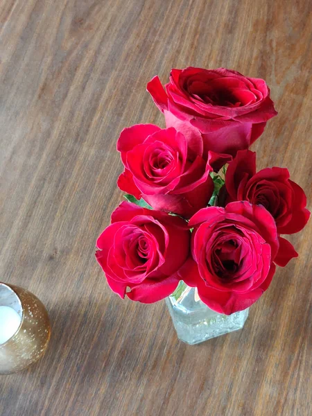 Piros Rózsa Vázában Vintage Stílusban — Stock Fotó